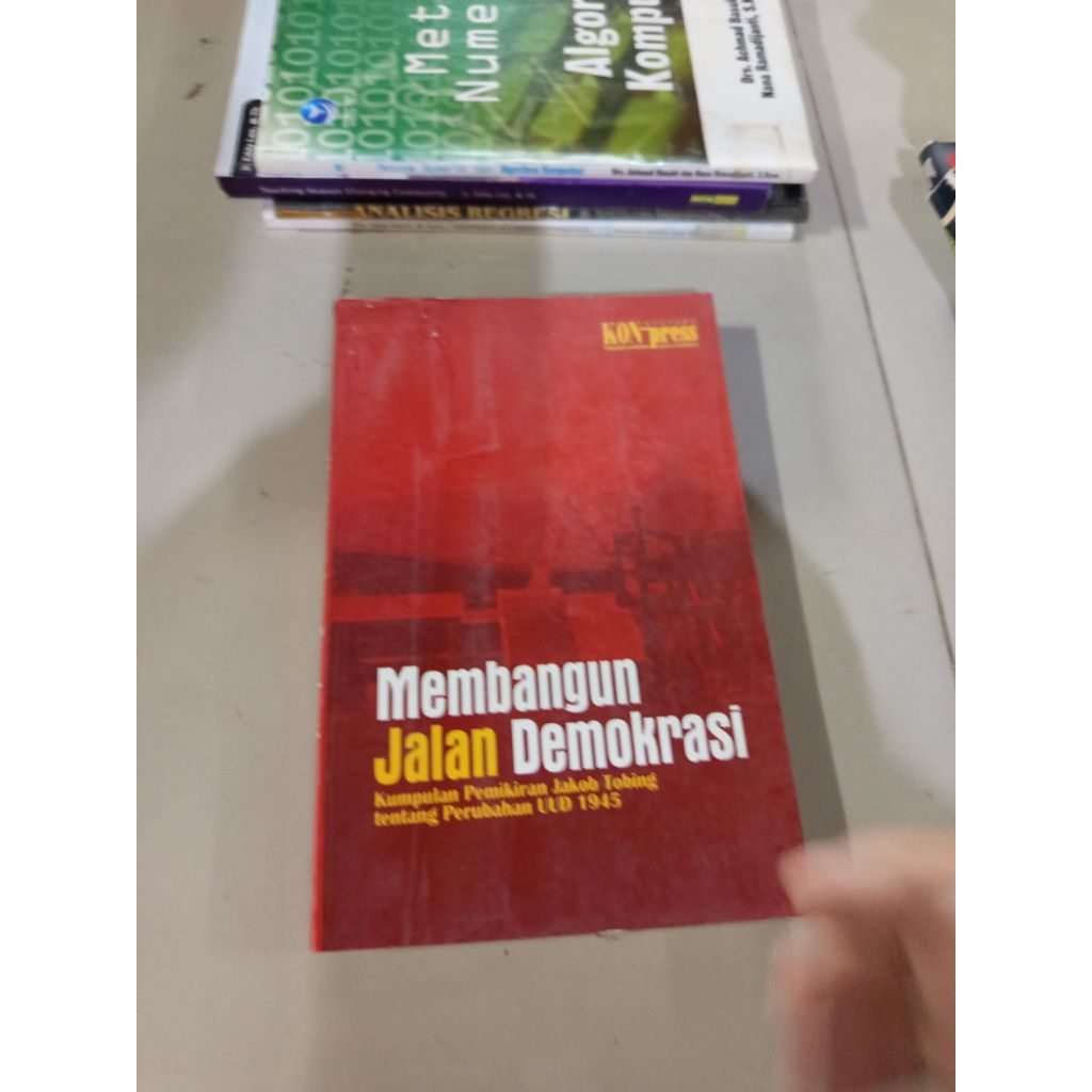 buku original - membangun jalan demokrasi kumpulan pemikiran jakob Tobing tentang perubahan UUD 1945