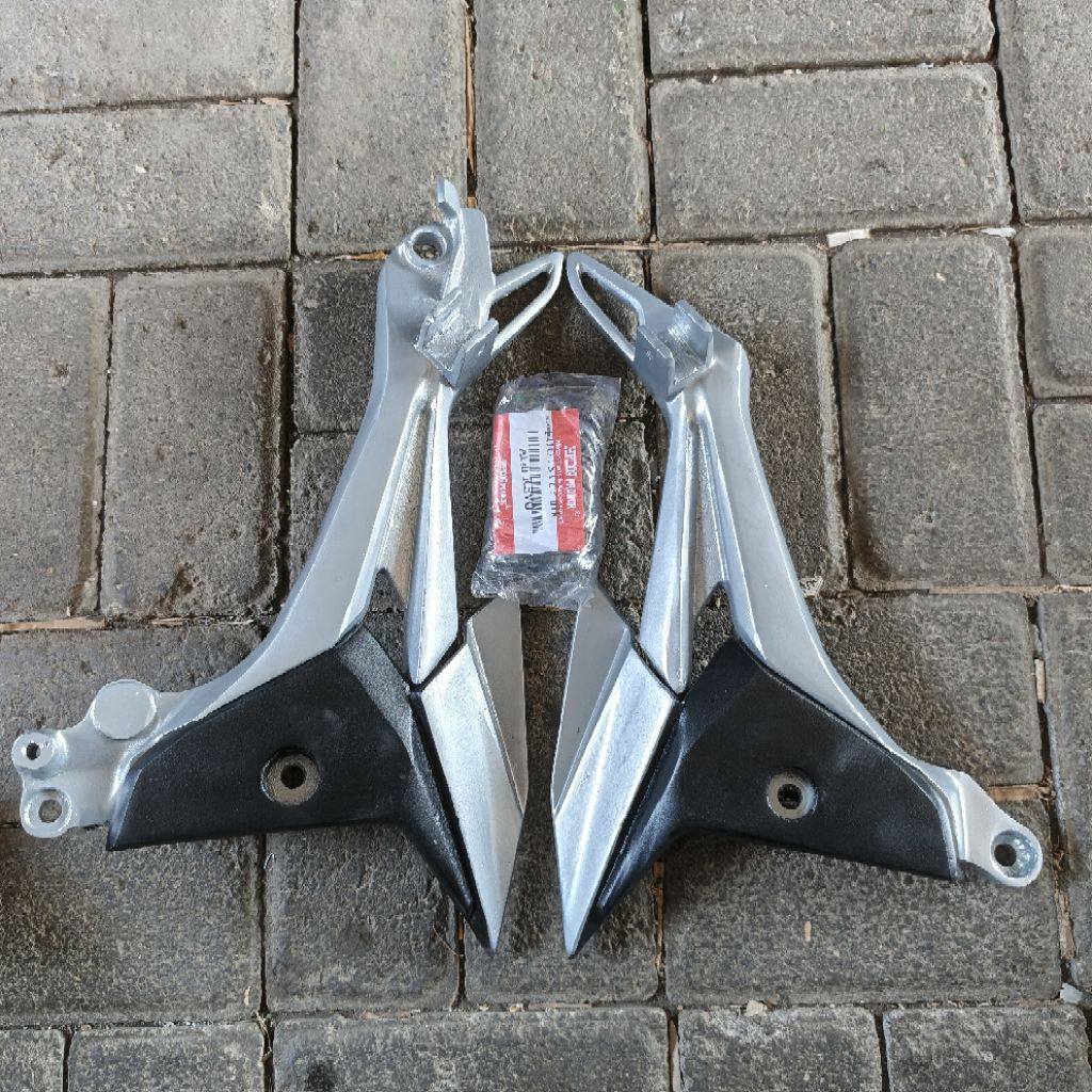 BOSTEP DUDUKAN FOOTSTEP BELAKANG SUPRA X 125 NEW FI 2014-2020 (KANAN) ATAU (KIRI) ( IMITASI KW )