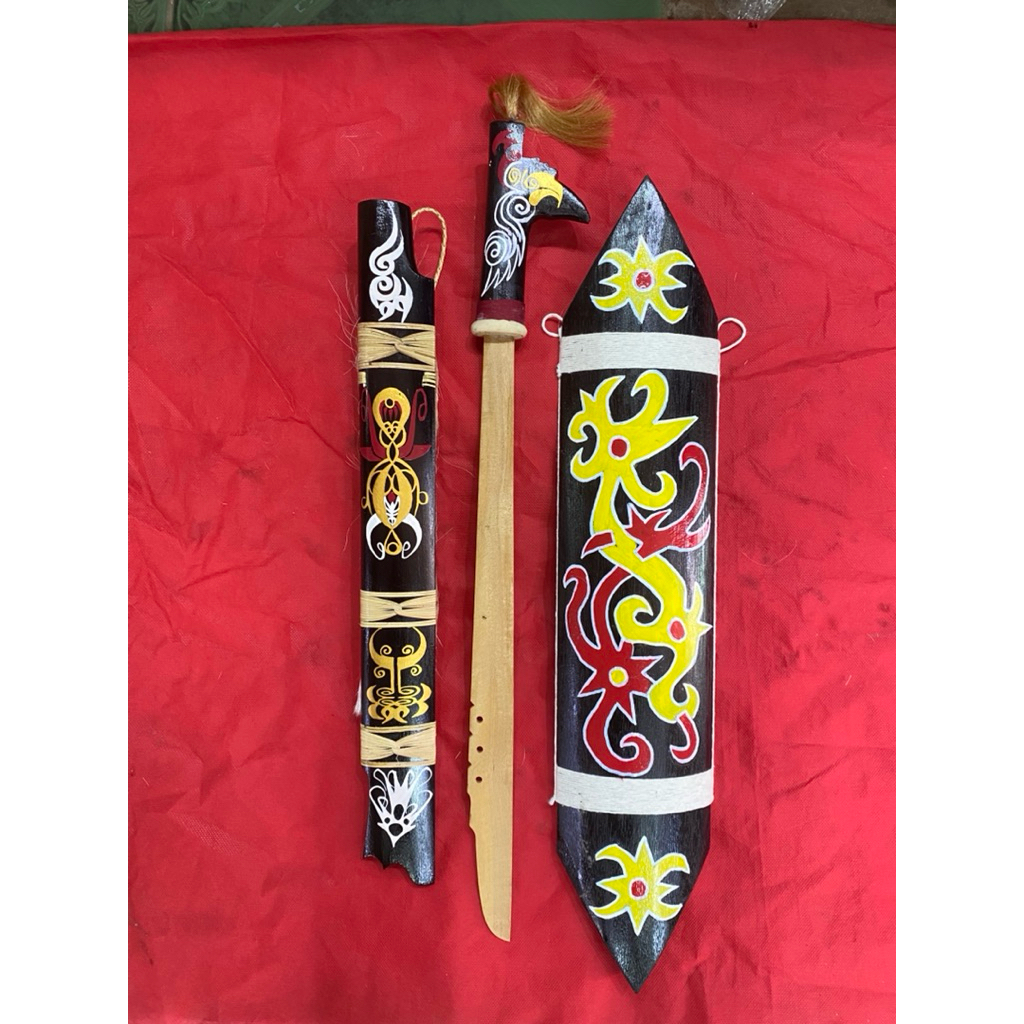 MANDAU KAYU UNTUK NARI DAN HIASAN DINDING KHAS DAYAK KALIMANTAN