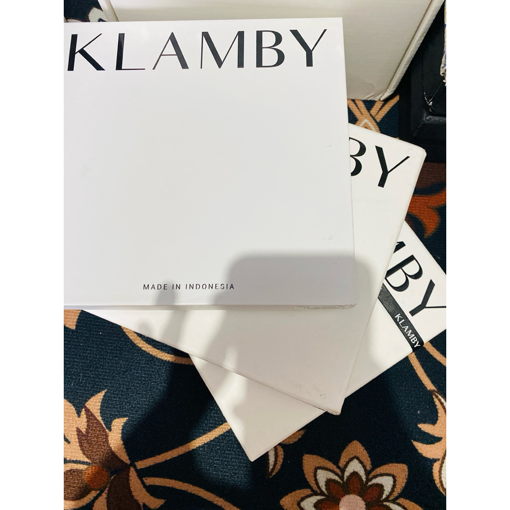 PLAIN SCARF MONOGRAM CHAIN WEARING KLAMBY