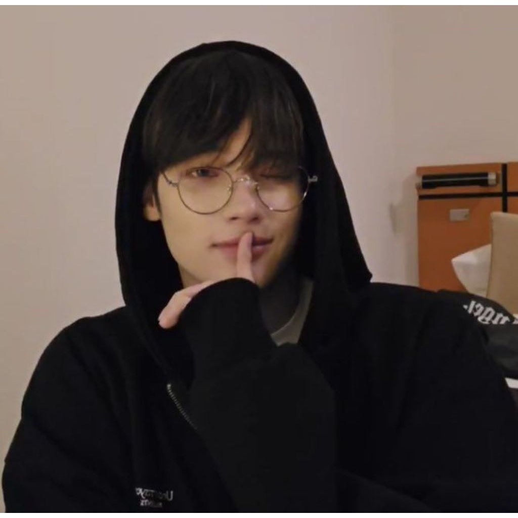 TXT Official Photocard Hueningkai