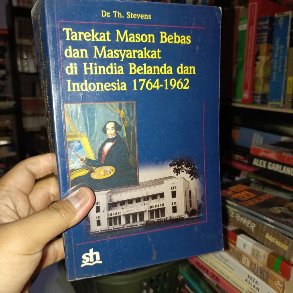 Tarekat Mason Bebas dan Masyarakat di Hindia Belanda dan Indonesia 1764-1962 by Dr. Th. Stevens.