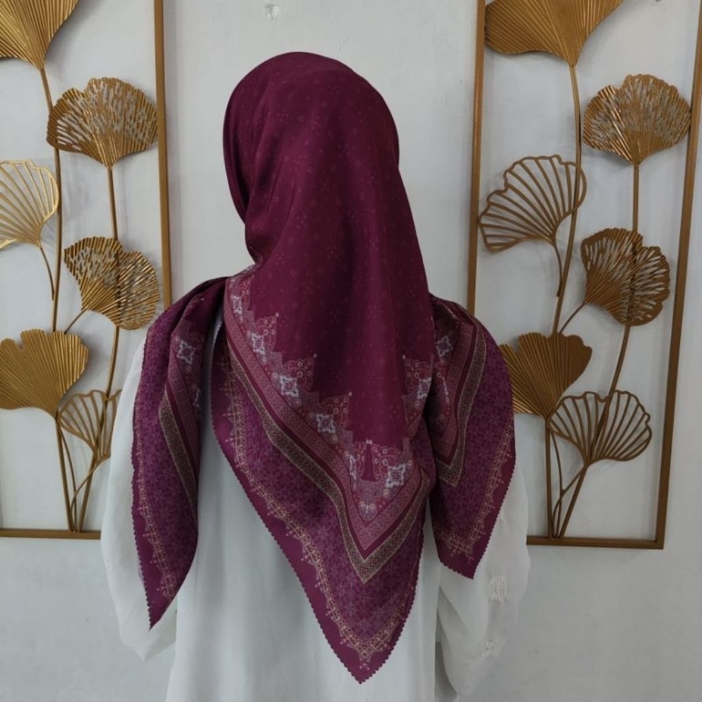 Kerudung Segi Empat Motif Terbaru Warna Burgundy