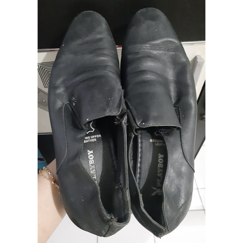 Preloved - Sepatu pantofel hitam pria size 39 merk Playboy