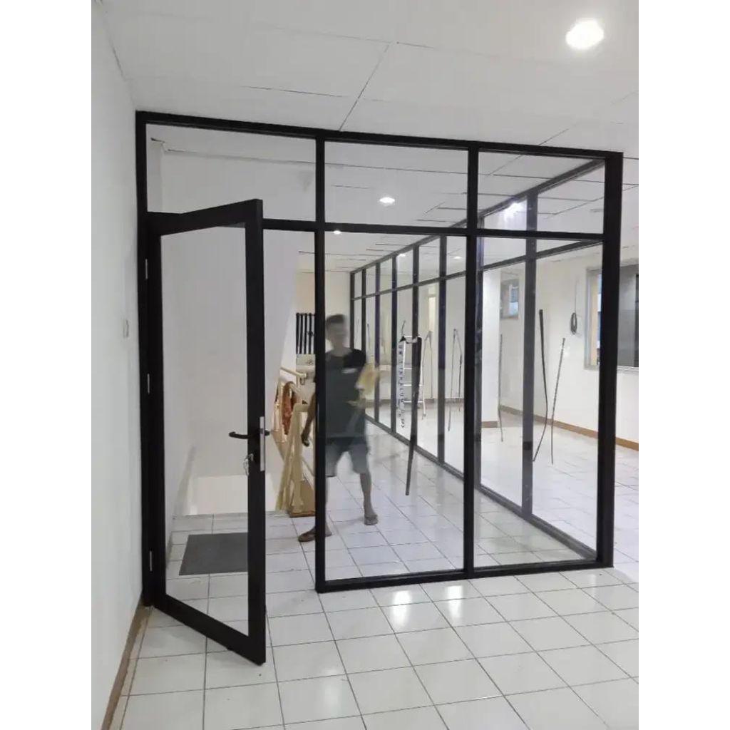 Partisi kaca/pembatas ruangan