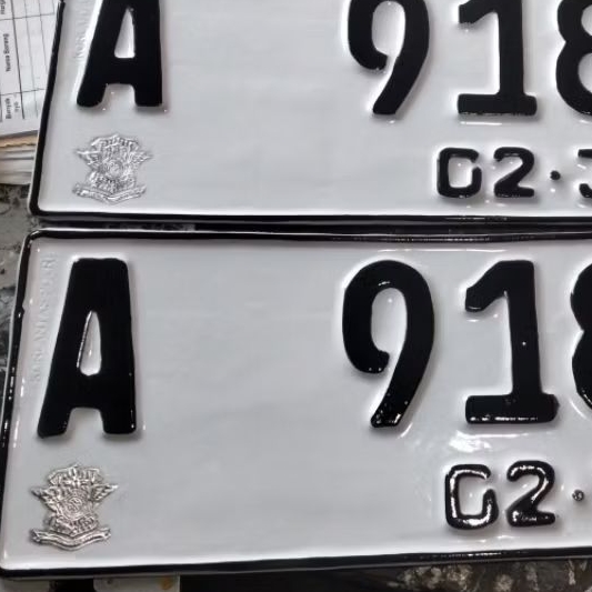 variasi plat mobil putih dan hitam