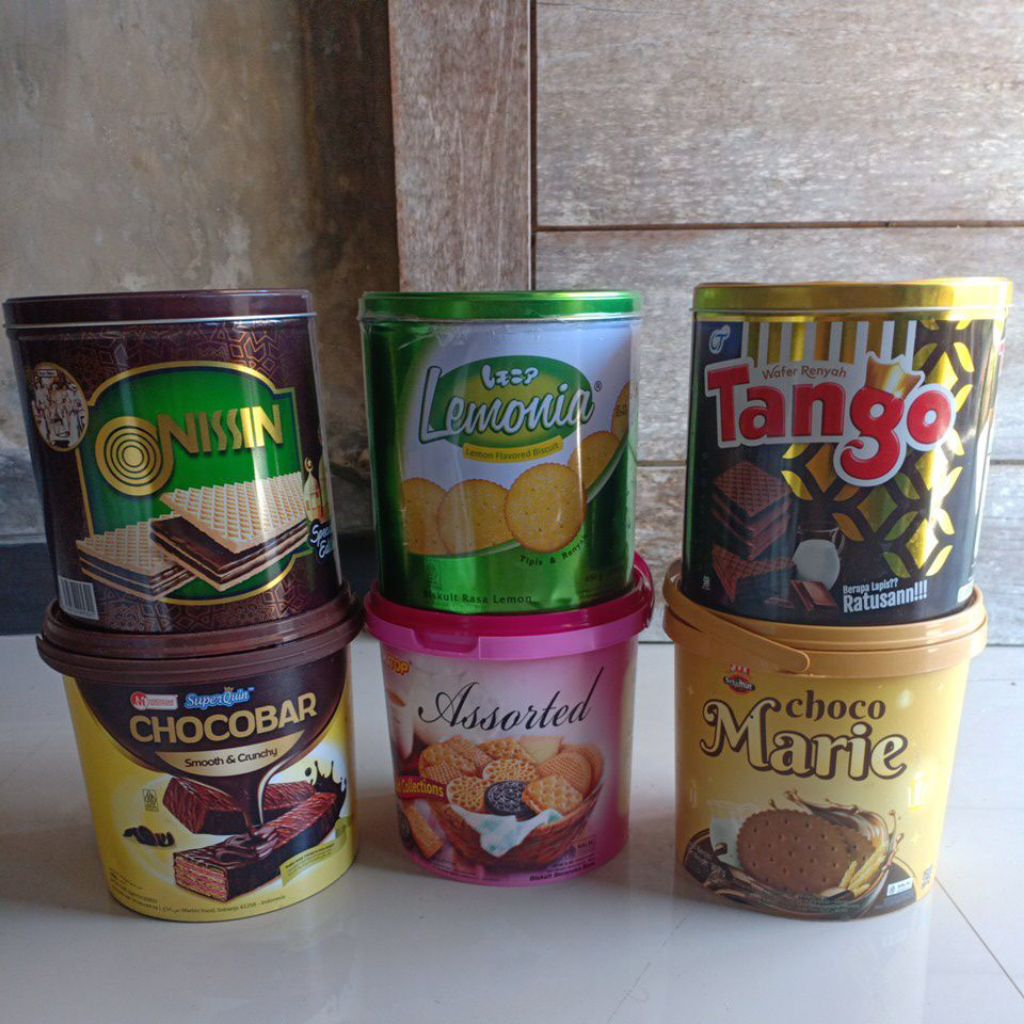 kaleng bekas biskuit sekali pakai untuk kreatifitas tempat ngemilmu