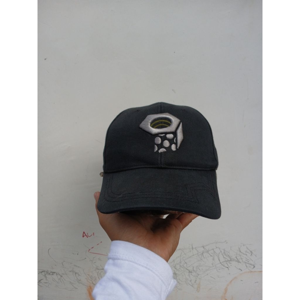 TOPI MOUNTAIN HARDWEAR