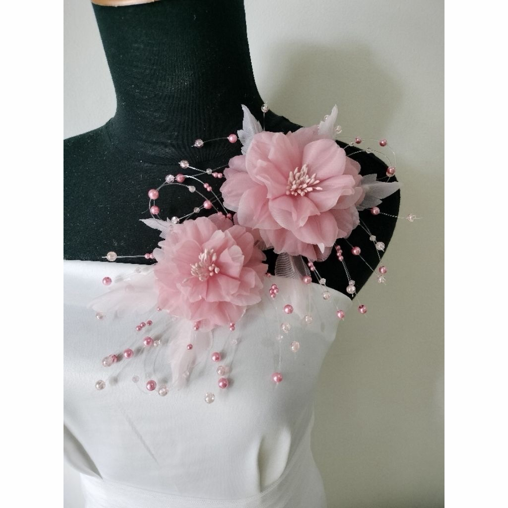 Bros bunga bahu dusty pink / korsase aksesoris pengantin/ kebaya pesta/ hiasan pundak/ hiasan bunga 