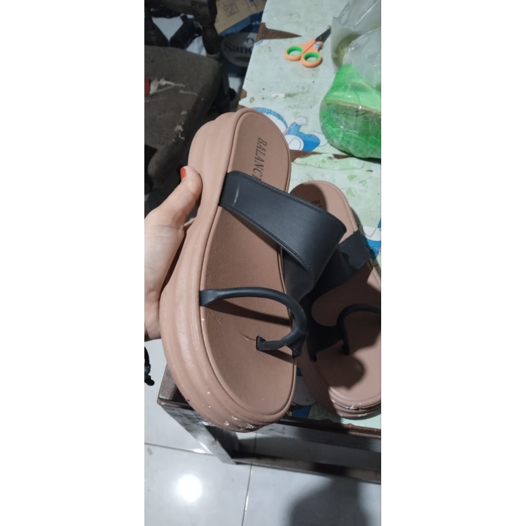 sandal jepit second