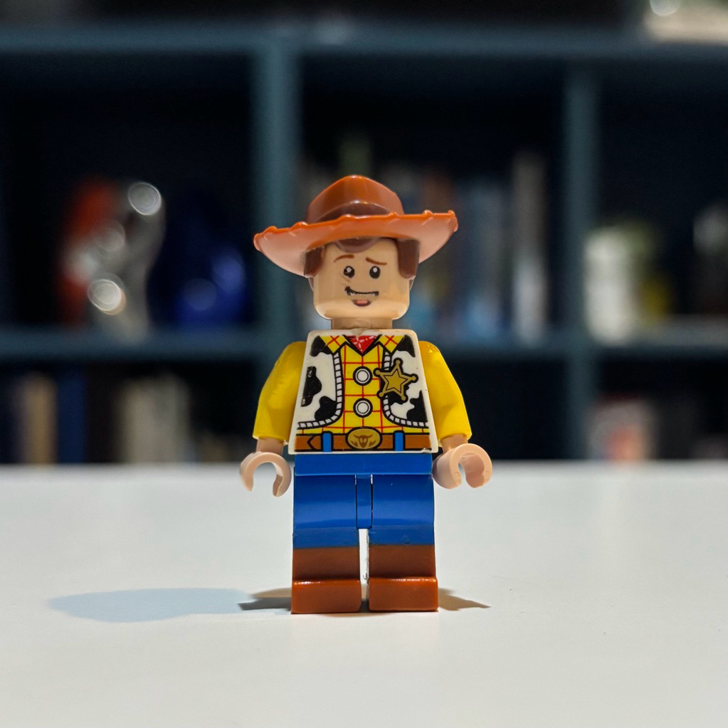 LEGO Minifigure Woody Toy Story Original – Bekas (Complete dengan Topi)