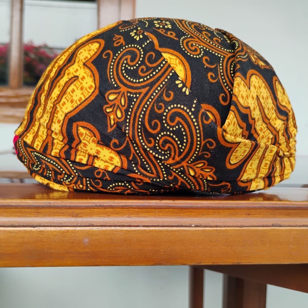 Blangkon Anak Khas Solo Model Sliwir / Kuncir – Motif Batik Klasik Sogan (Preloved Like New)