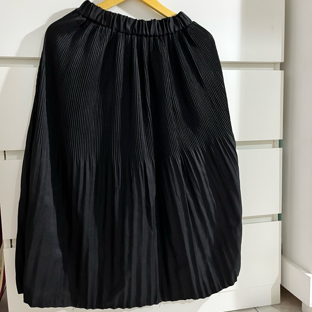 preloved RUBILICIOUS midi skirt hitam