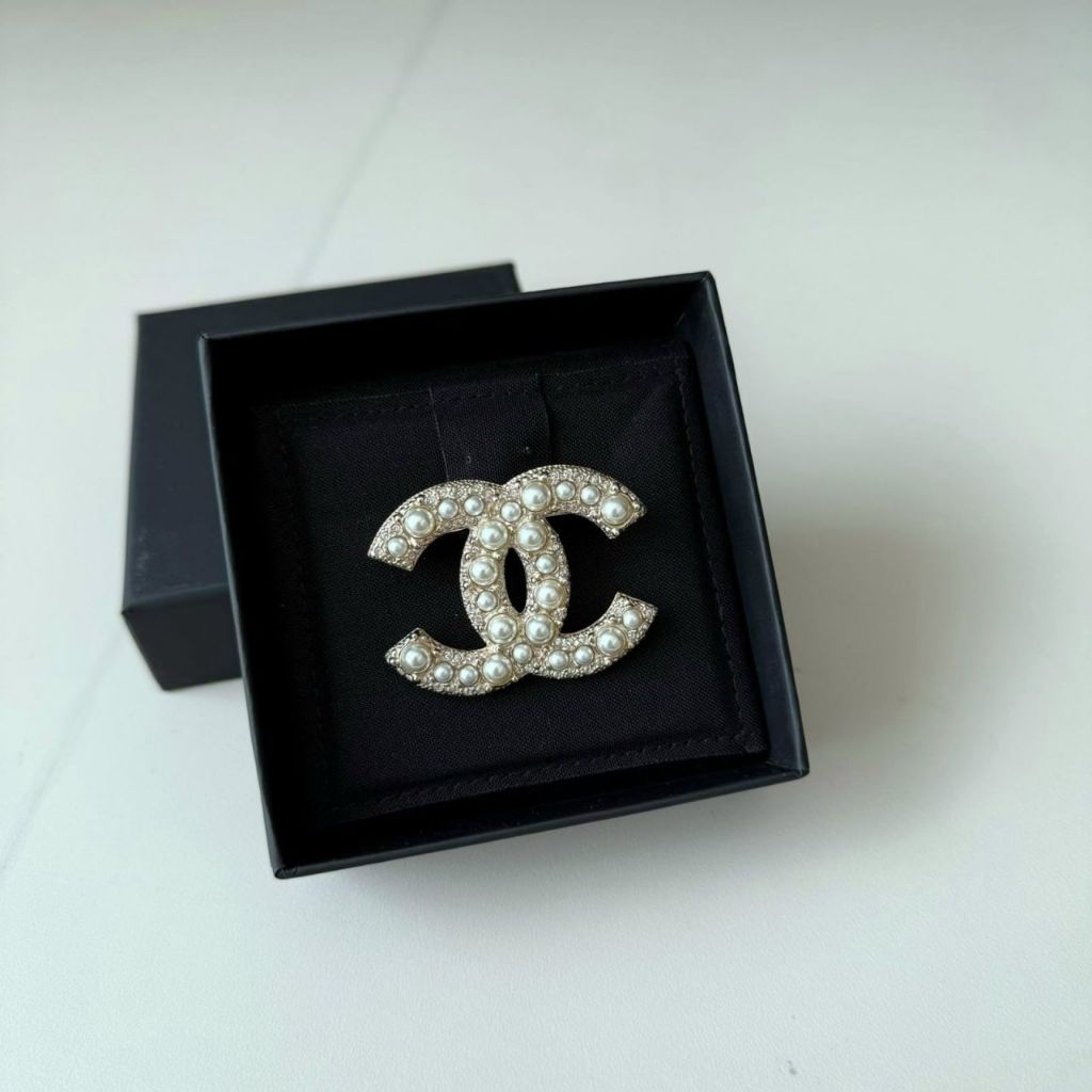 Chanel Brooch Classic Gold Pearl GHW