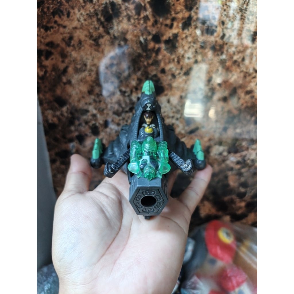 figure ben 10 alien space ship