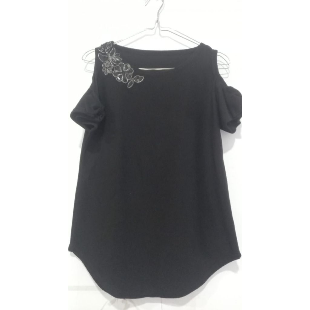 preloved kaos bunga hitam