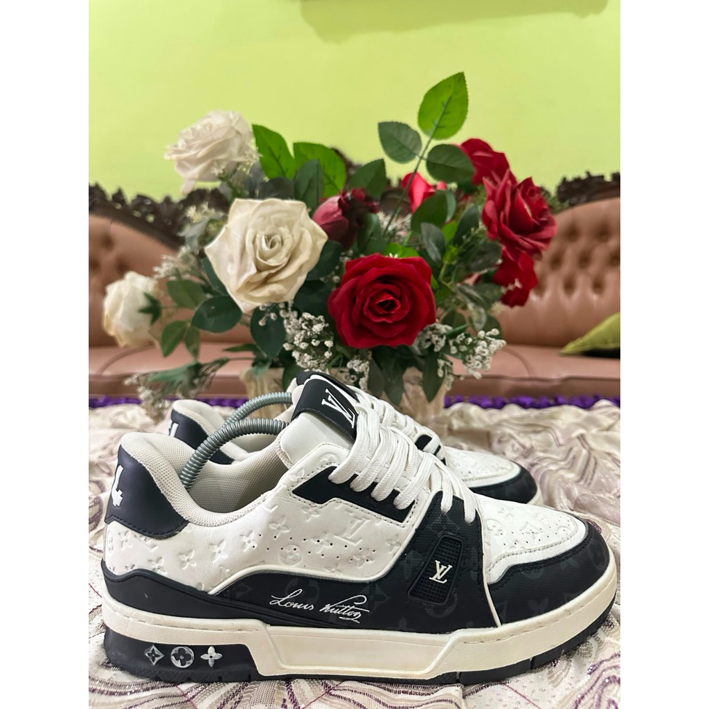 sepatu LV trainer black