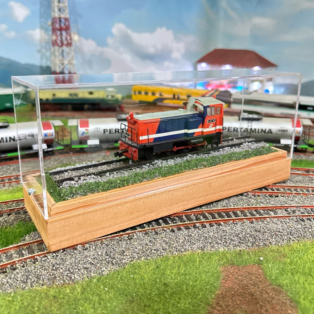 Miniatur Kereta Api / Lokomotif D301 Livery R&B Skala HO High Detail