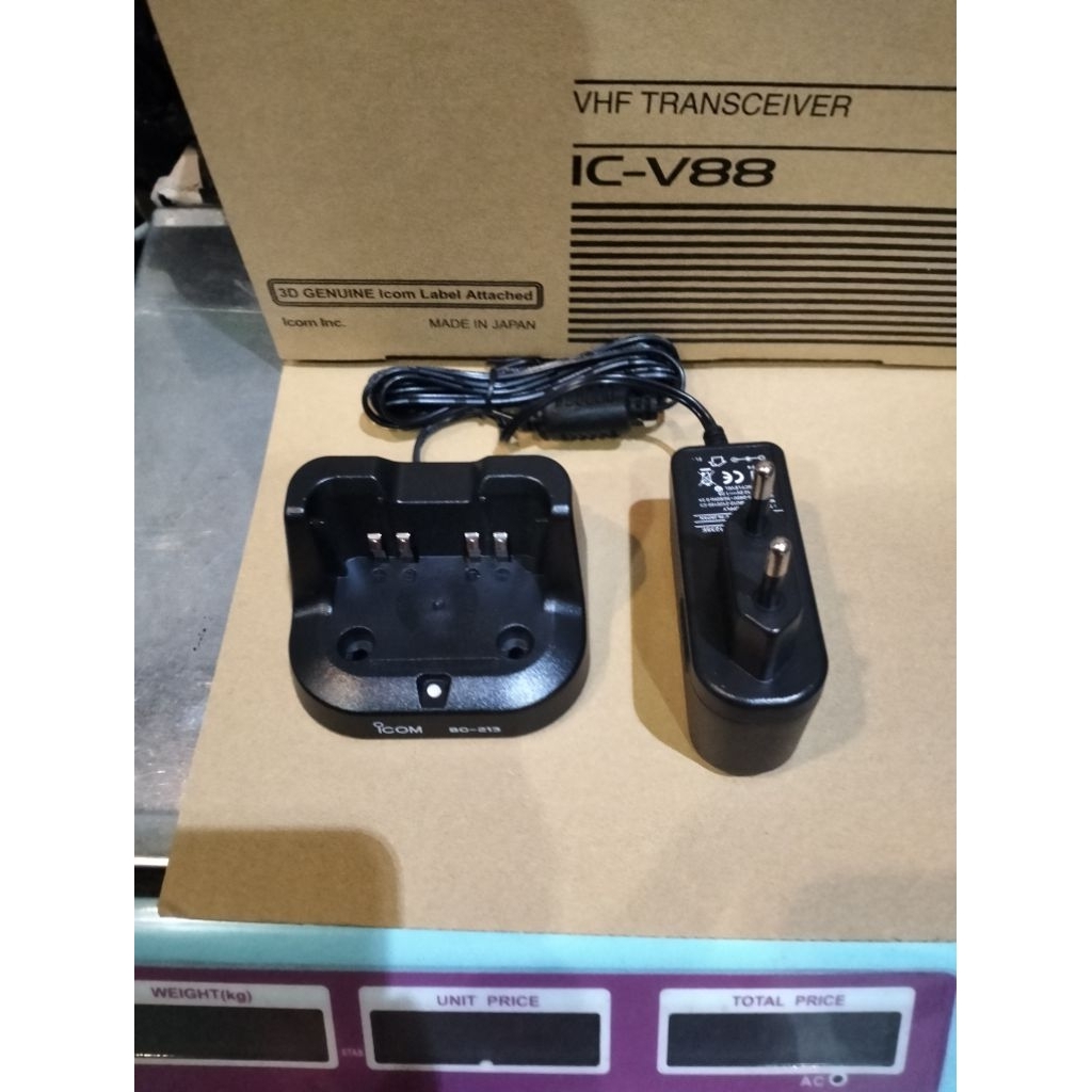 Charger HT icom IC - V88 , Icom V88