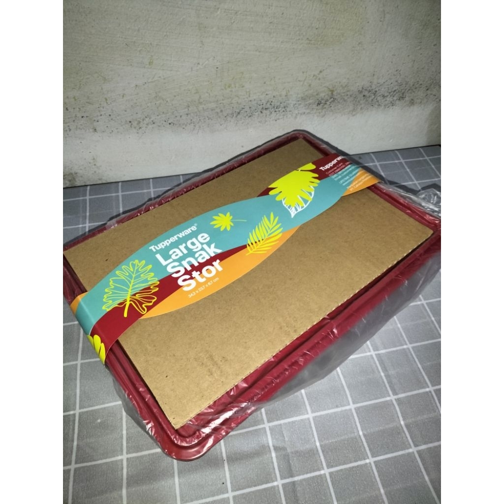 Tupperware Large Snack Stor berwarna merah maroon