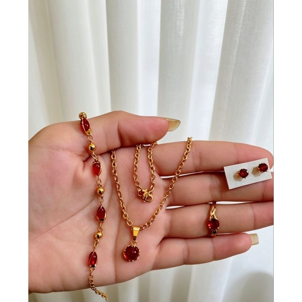 Satu set perhiasan permata merah titanium elegan