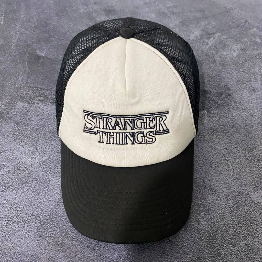Topi Stranger Things Trucker Cap Hitam Putih Original Thrift Mesh Hat Unisex Vintage