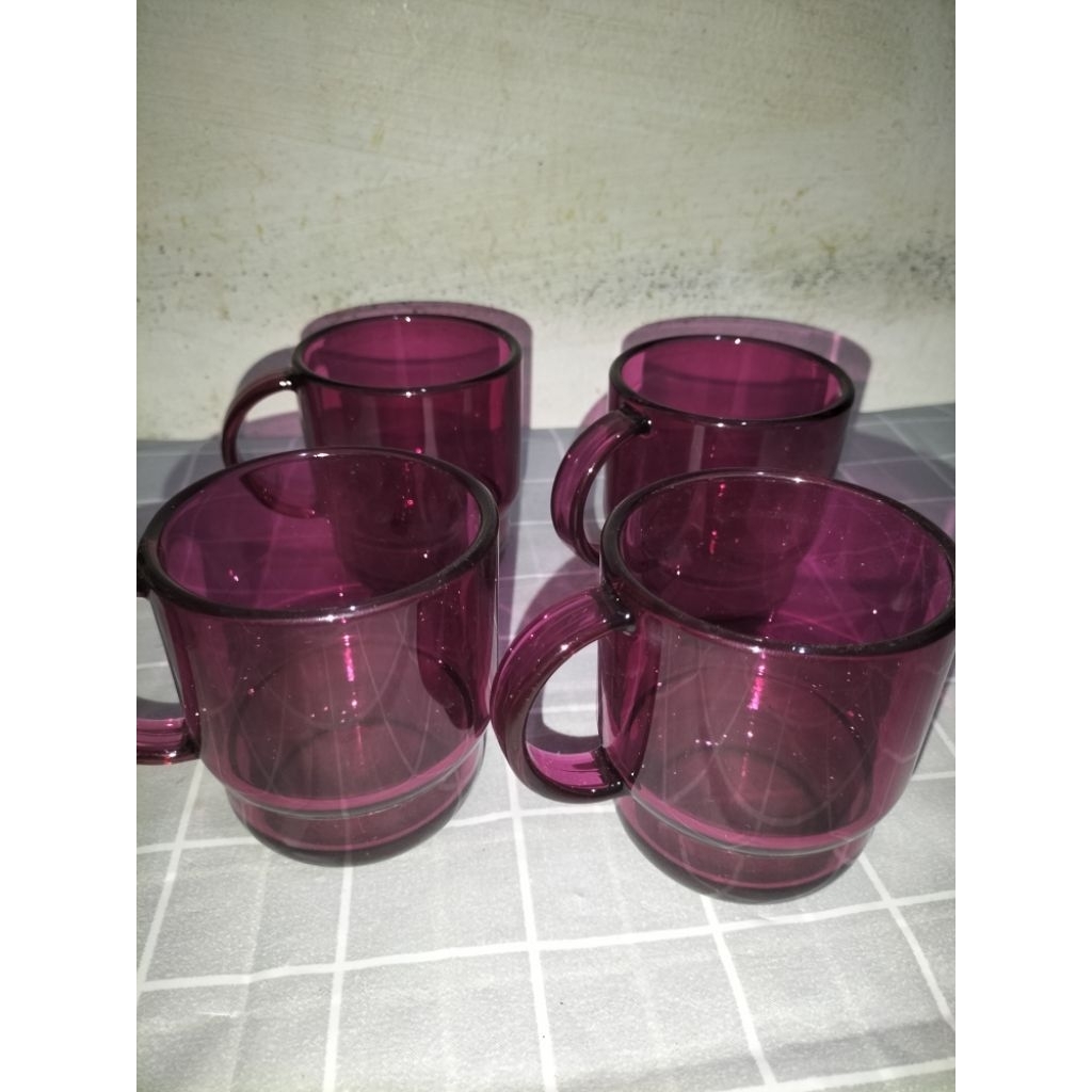 Tupperware Clear Mug berwarna fuchsia atau ungu.