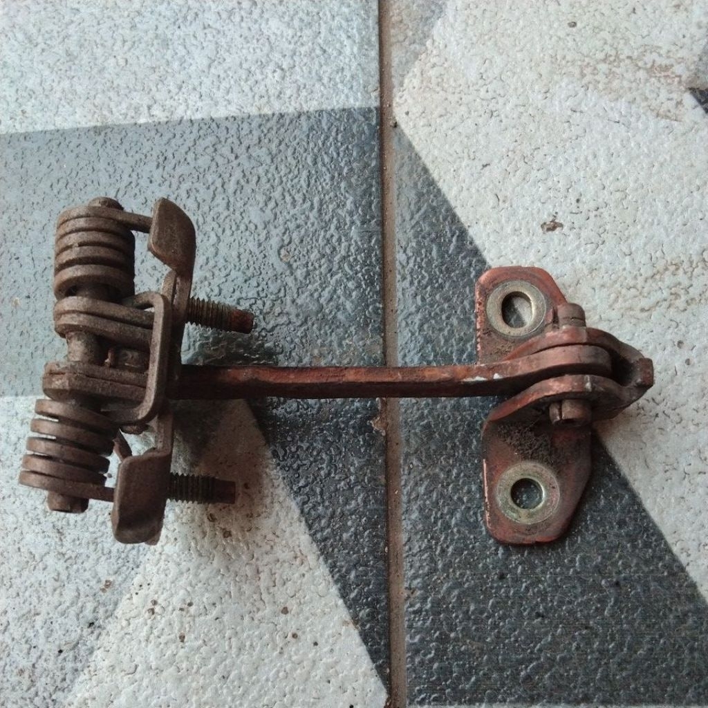 engsel pintu kiri belakang Peugeot 306