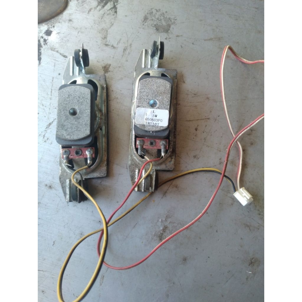 SPEAKER TV LED SAMSUNG 32 INCH COPOTAN TV KONDISI MENYALA DAN RETAK LAYAR