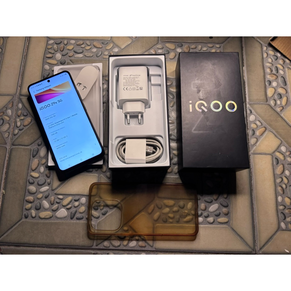 Iqoo z9x 5g 12/256. Fullset ori. minus backdoor ada jamur cukup banyak.
