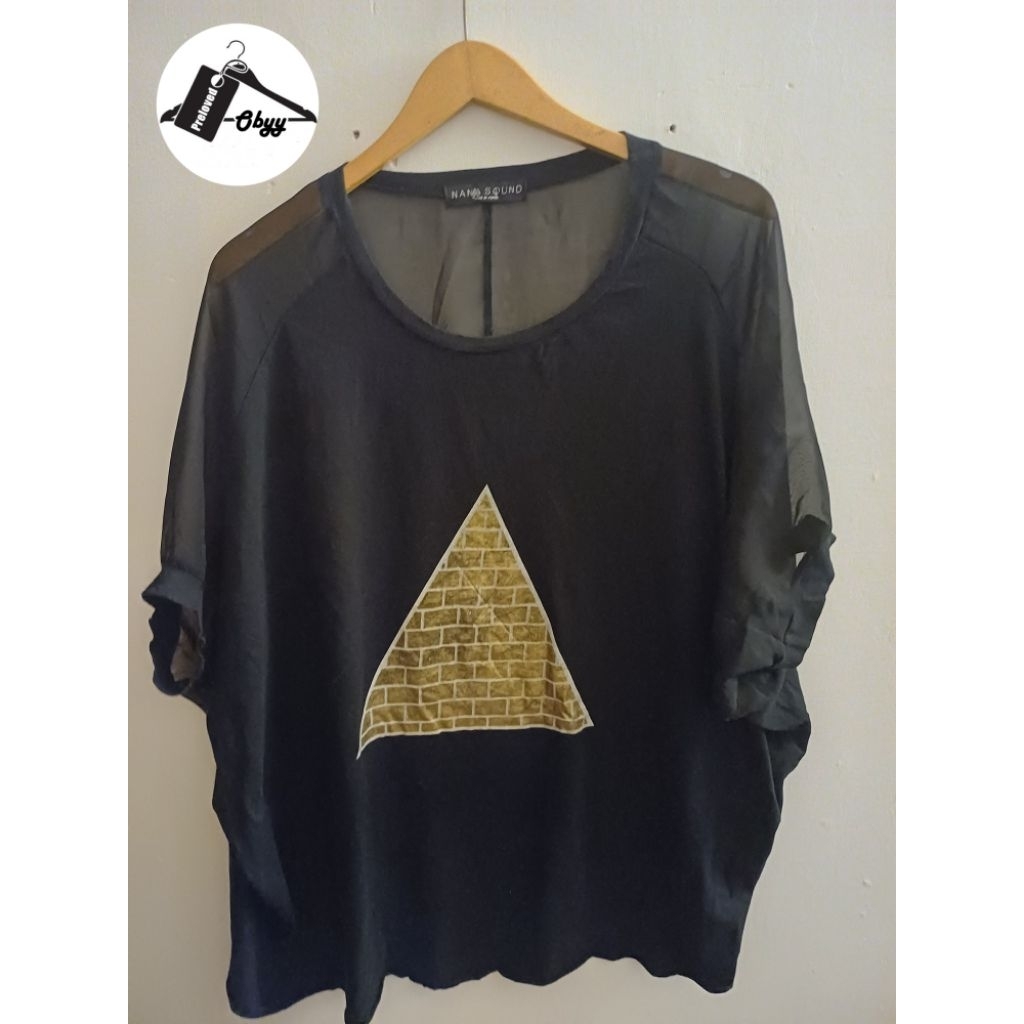 Kaos Hitam Motif Piramida Bata Lengan Transparan Lebar Model Longgar