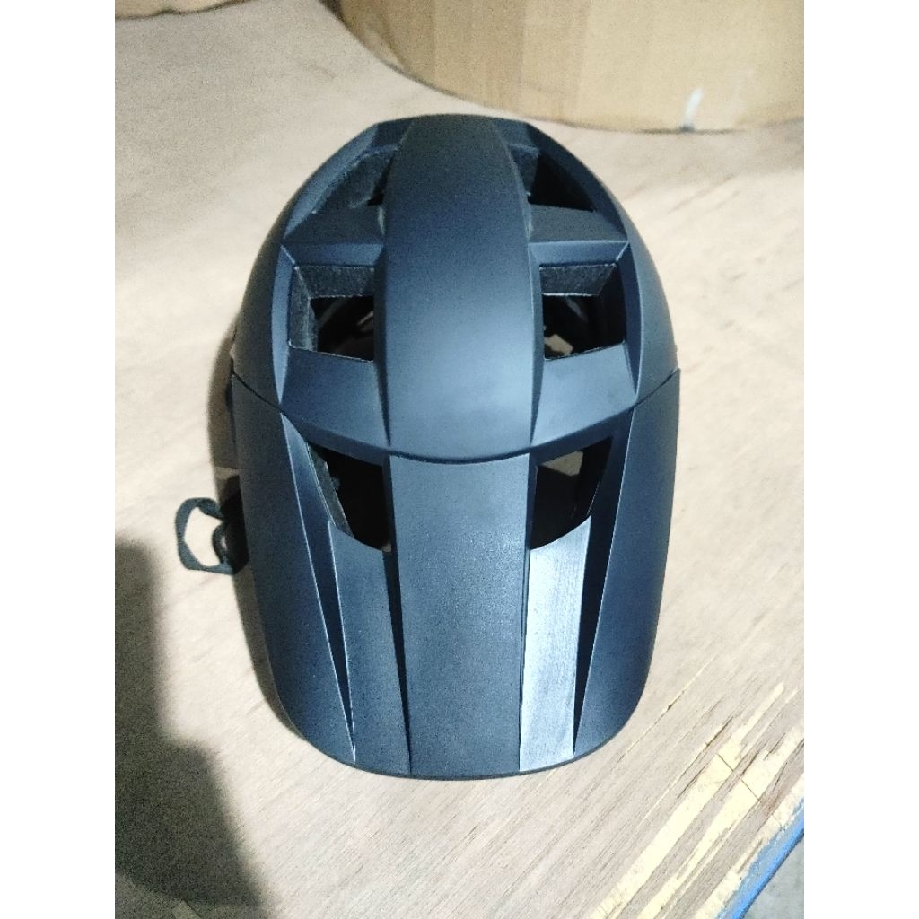 helm sepeda second merk Bell - spark warna Hitam size M-L.