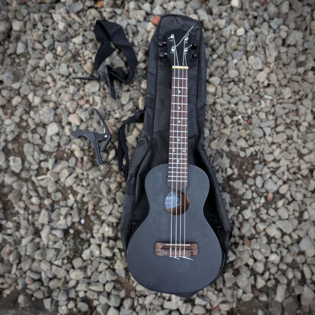 Ukulele ISSAKU UK21 Soprano Original Senar Nylon Premium Bekas Lengkap Tas Hitam