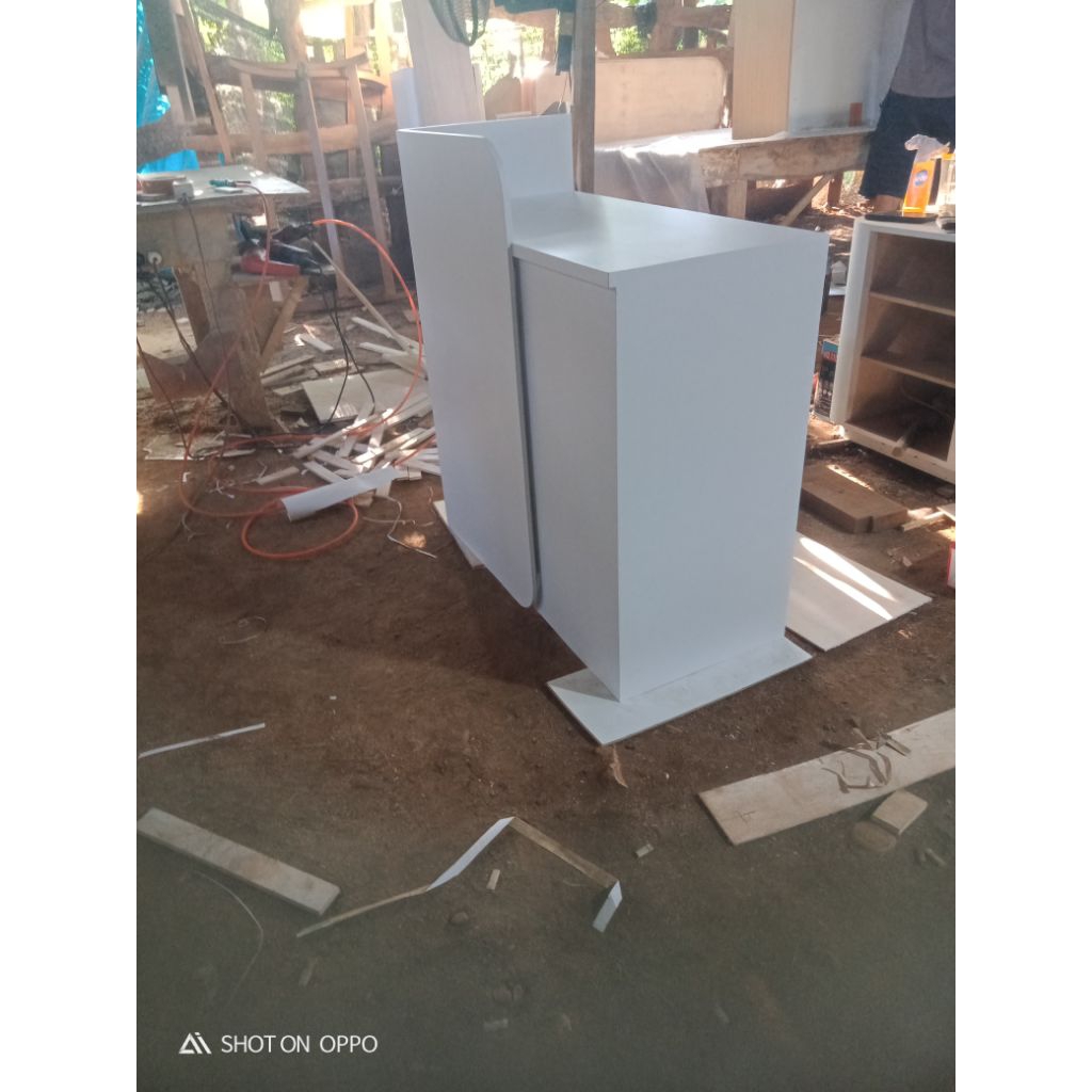 meja kasir minimalis pelayanan toko