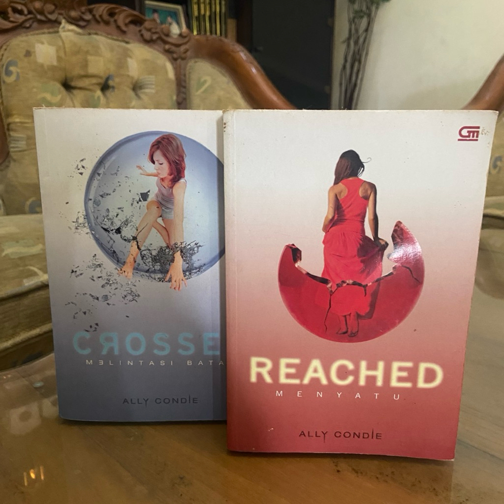 preloved novel dystopia Ally Condie Matched Crossed Reached
