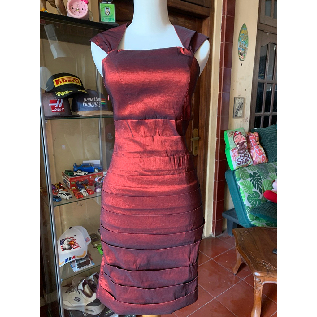 Dress Pesta Marun Elegan Caroline Kosasih Bodycon Midi Dress Red Silk Shiny