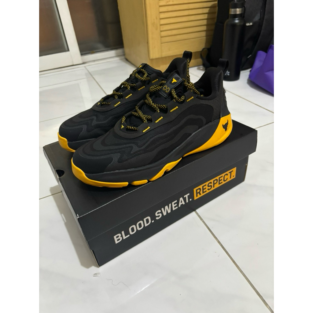 Sepatu Under Armour Project rock 8 Hitam Kuning
