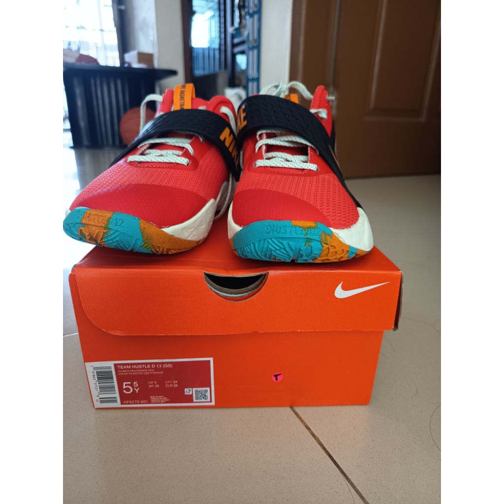 Sepatu Basket Nike Team Hustle RED