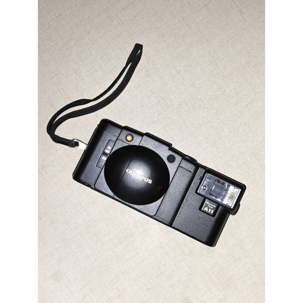 Olympus XA2 + Flash & Pouch