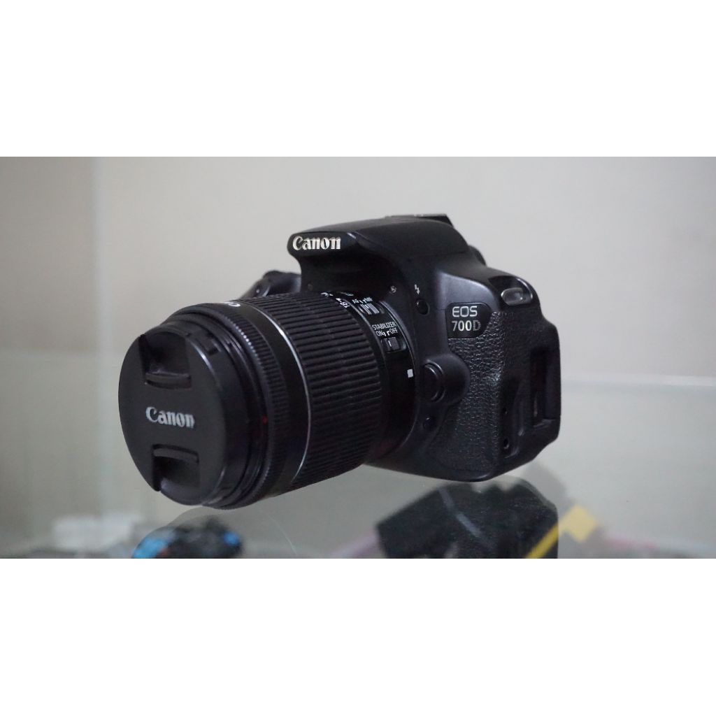 Kamera DSLR Canon EOS 700D Hitam Dengan Lensa Dan Penutup Lensa