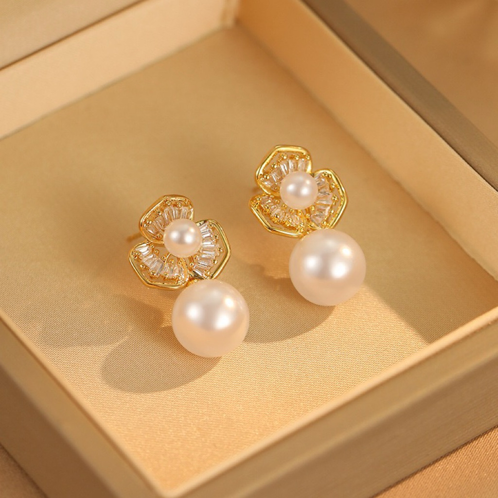 Llovia - Anting Wanita Titanium Model Giwang - Desain Bunga, Anti Karat, Ringan