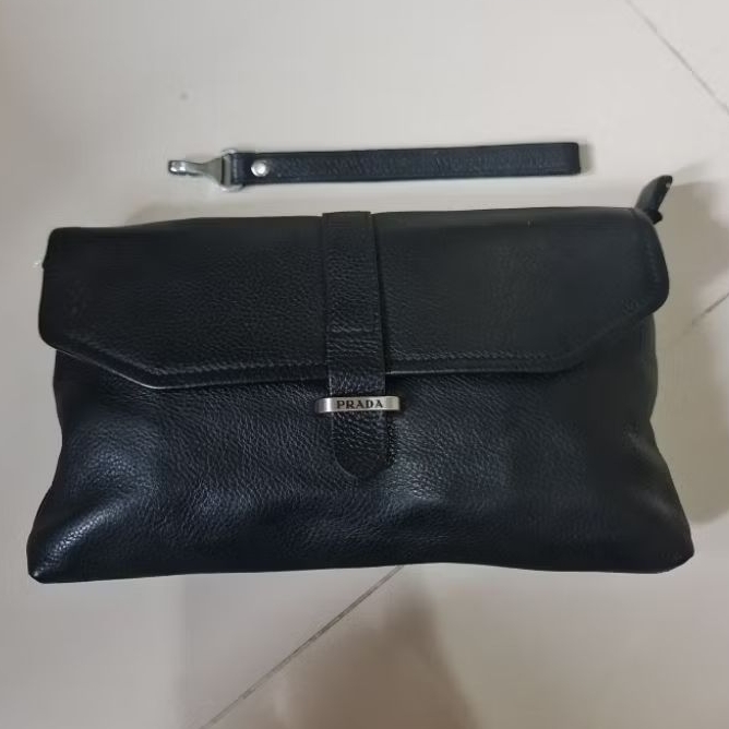 310. Prada Milano Flap Clutch Hand Bag Leather Men Pria Black
Preloved
Leather Kulit Asli

Size : 28