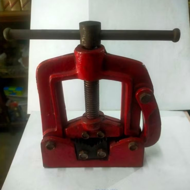Ragum pipa besi / catok penjepit pipa besi jadul / Pipe Vise 1 1/2"