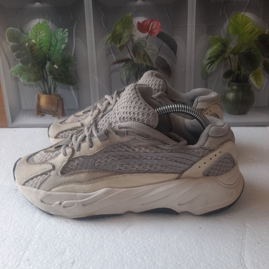 Adidas Yeezy Boost 700 V2 Size 41
