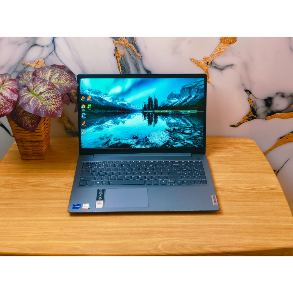 Lenovo ideapad 3 intel core i5 1135G7 ram 8gb ssd 256gb intel iris xe share aprox 4gb led 15,6 inch 