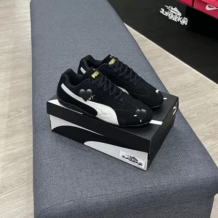 Sepatu Sneakers Puma Speedcat OG Desain Elegan Warna Hitam Putih