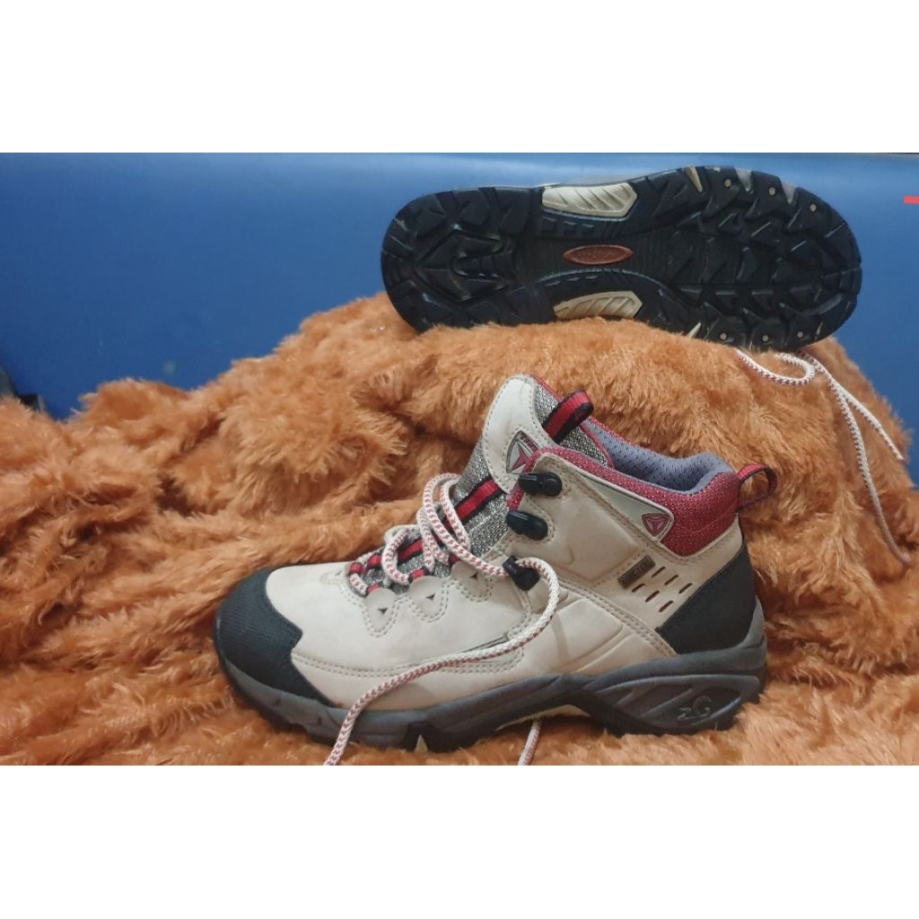 sepatu gunung treksta