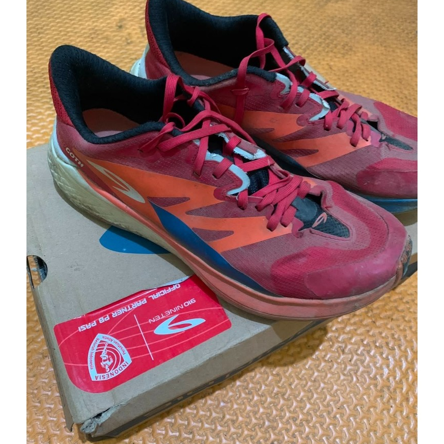 [PRELOVED/BEKAS] Sepatu Trail Running 910 Nineten Yuza Speedgoth - Merah Size 42 (Lengkap Box)