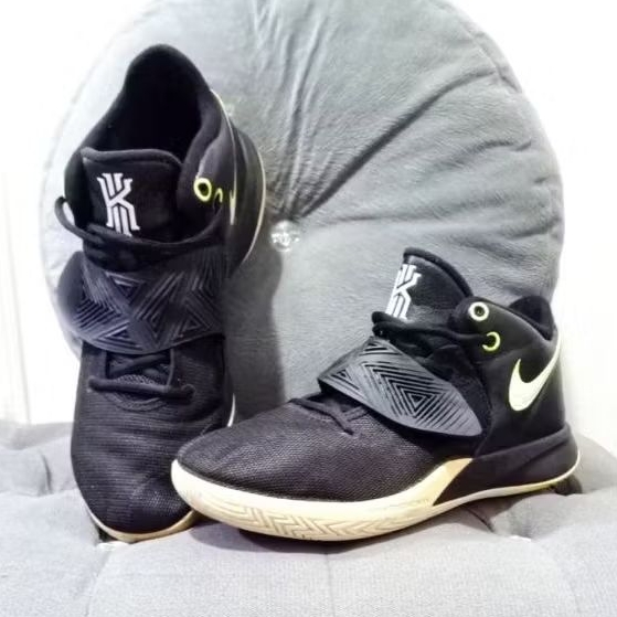 Nike Kyrie Flytrap 3. Size 44.5 insole 28.5cm. SECOND