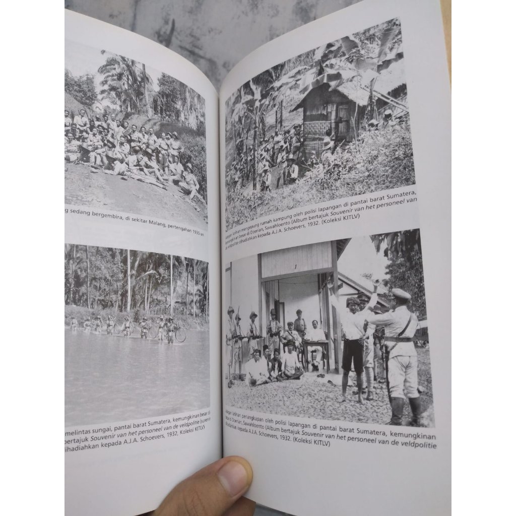 Buku  Polisi Zaman Hindia Belanda Penulis: Marieke Bloembergen
